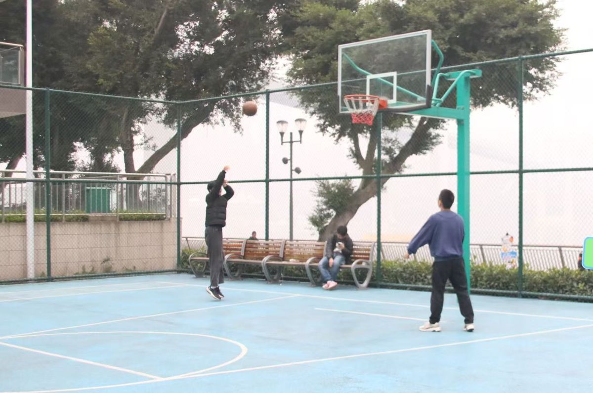 图为市民在滨江体育公园篮球场打球。重庆市体彩中心供图 图为市民在滨江体育公园篮球场打球。重庆市体彩中心供图