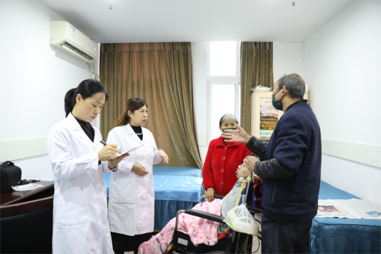 图为医疗专家为患者诊查。 长寿区区委统战部 供图 图为医疗专家为患者诊查。 长寿区区委统战部 供图