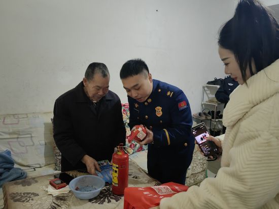 ͼΪ��ֳ������췽 ��ͼ