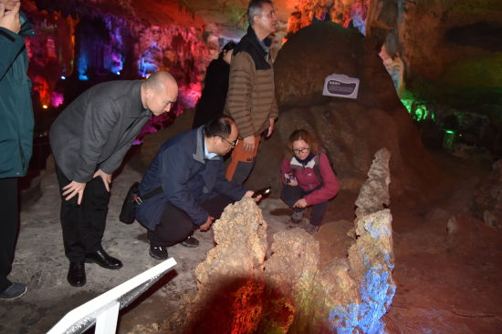 图为地质学家现场勘察。万盛经开区文化旅游局 供图 图为地质学家现场勘察。万盛经开区文化旅游局 供图