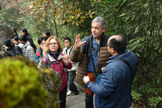 图为地质学家现场勘察。万盛经开区文化旅游局 供图 图为地质学家现场勘察。万盛经开区文化旅游局 供图