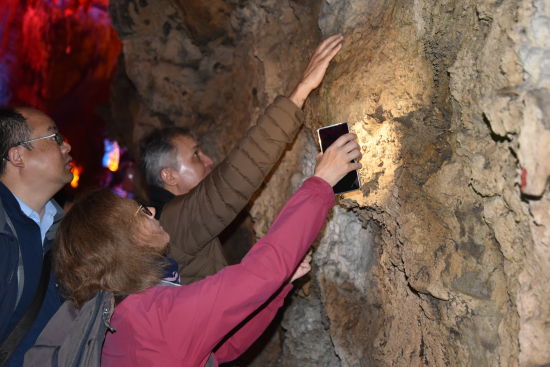 图为地质学家现场勘察。万盛经开区文化旅游局 供图 图为地质学家现场勘察。万盛经开区文化旅游局 供图