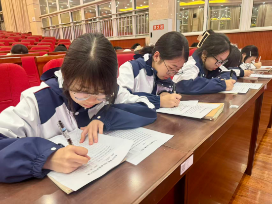 图为比赛现场。重庆电视台《教育新视界》栏目 供图 图为比赛现场。重庆电视台《教育新视界》栏目 供图