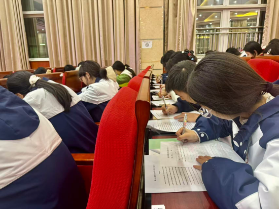 图为比赛现场。重庆电视台《教育新视界》栏目 供图 图为比赛现场。重庆电视台《教育新视界》栏目 供图