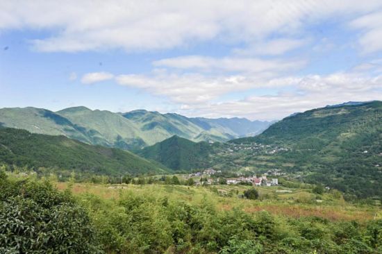 重庆丰都南天湖旁的崇山峻岭,在当地邮储银行支持下,从昔日的荒山坡,成为融合科技农业与生态观光的乡村振兴示范点 重庆丰都南天湖旁的崇山峻岭,在当地邮储银行支持下,从昔日的荒山坡,成为融合科技农业与生态观光的乡村振兴示范点