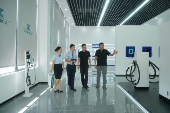 图为邮储银行工作人员深入企业走访交流。 图为邮储银行工作人员深入企业走访交流。