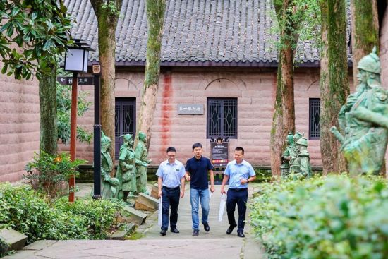 邮储银行工作人员走访调研钓鱼城景区并与相关负责人交谈 邮储银行工作人员走访调研钓鱼城景区并与相关负责人交谈