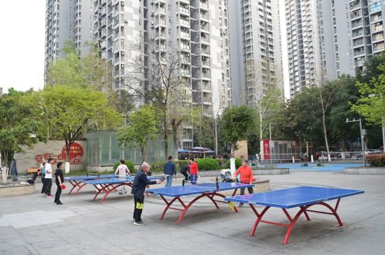 图为居民在广场锻炼打球。两江新区区委宣传部 供图 图为居民在广场锻炼打球。两江新区区委宣传部 供图