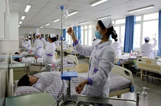 图为专业学生正进行实训操作。重庆市医药学校 供图 图为专业学生正进行实训操作。重庆市医药学校 供图