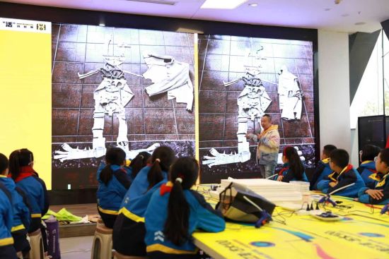 图为黄淋老师技法讲解。合川区高阳小学 供图 图为黄淋老师技法讲解。合川区高阳小学 供图