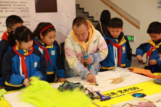 图为黄淋老师在课堂上进行指导。合川区高阳小学 供图 图为黄淋老师在课堂上进行指导。合川区高阳小学 供图