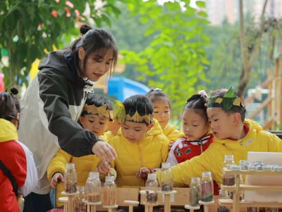 图为主题课程展示活动现场。合川区高阳幼儿园 供图 图为主题课程展示活动现场。合川区高阳幼儿园 供图