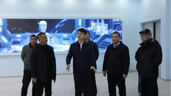 图为考察团进入实训教学基地进行考察。城口县职业教育中心 供图 图为考察团进入实训教学基地进行考察。城口县职业教育中心 供图