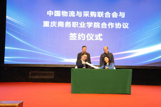 图为签订战略合作协议。重庆电视台《教育新视界》栏目 供图 图为签订战略合作协议。重庆电视台《教育新视界》栏目 供图