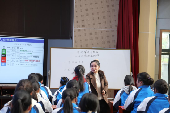 图为课例展示现场。重庆市丰都中学校 供图 图为课例展示现场。重庆市丰都中学校 供图