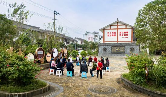 图为灵泉村新时代文明实践站开展移风易俗宣讲会。 开州区委宣传部 供图 图为灵泉村新时代文明实践站开展移风易俗宣讲会。 开州区委宣传部 供图