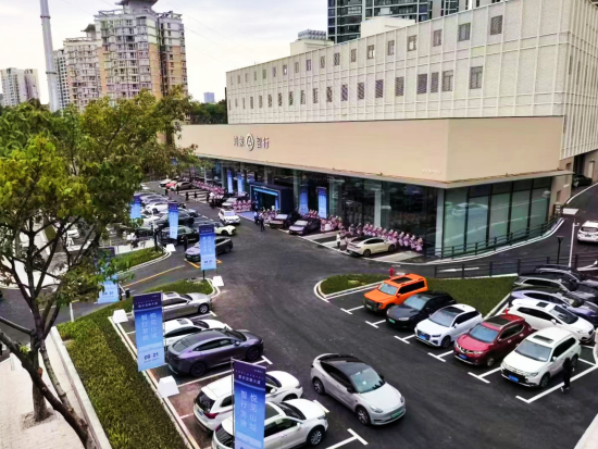 图为位于九龙坡区的鸿蒙智行授权用户中心。恒丰银行 供图 图为位于九龙坡区的鸿蒙智行授权用户中心。恒丰银行 供图
