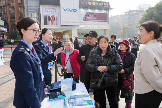 图为市民现场咨询。夏国燕 摄 图为市民现场咨询。夏国燕 摄