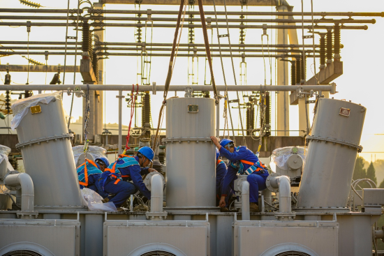 图为220千伏东华变电站1号主变压器冲击合闸试验现场。国网重庆开州供电公司 供图 图为220千伏东华变电站1号主变压器冲击合闸试验现场。国网重庆开州供电公司 供图