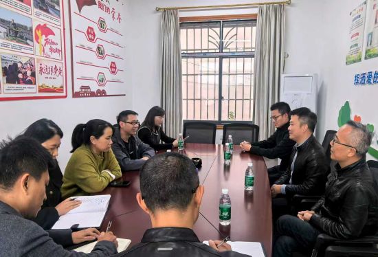 ͼΪͭ�����������Ĺ�����Ա�߷òɹ���λ��ͭ����ί������ ��ͼ