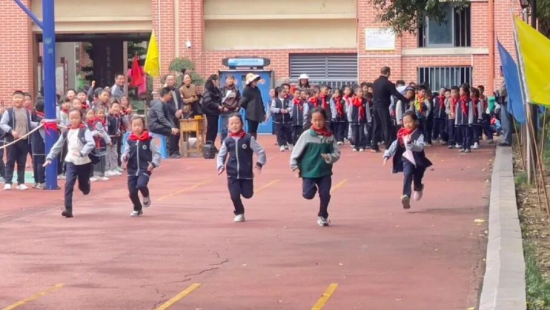 图为运动会现场。南川区隆化第二小学校 供图 图为运动会现场。南川区隆化第二小学校 供图
