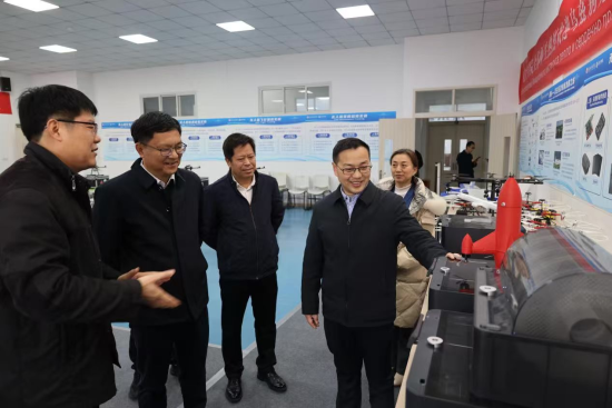 ͼΪ˫���ιۺ���ѧԺ(���缼�ܴ����ɻ�ά����Ŀ�й���ѵ����)���������̨���������ӽ硷��Ŀ��ͼ