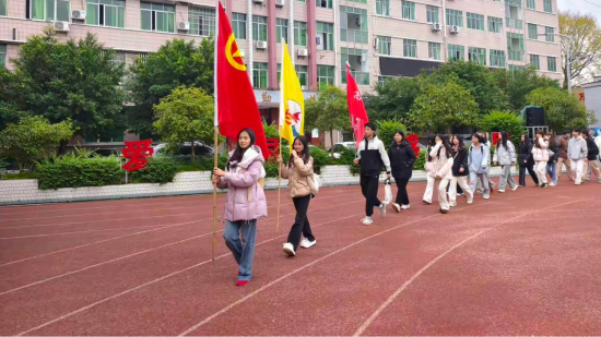 图为师生列队出发。忠县乌杨中学 供图 图为师生列队出发。忠县乌杨中学 供图