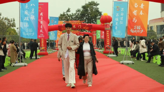 图为成人礼暨毕业礼现场。巫山职教中心 供图 图为成人礼暨毕业礼现场。巫山职教中心 供图