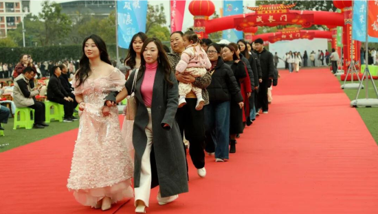 图为成人礼暨毕业礼现场。巫山职教中心 供图 图为成人礼暨毕业礼现场。巫山职教中心 供图