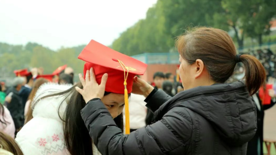 图为成人礼暨毕业礼现场。巫山职教中心 供图 图为成人礼暨毕业礼现场。巫山职教中心 供图
