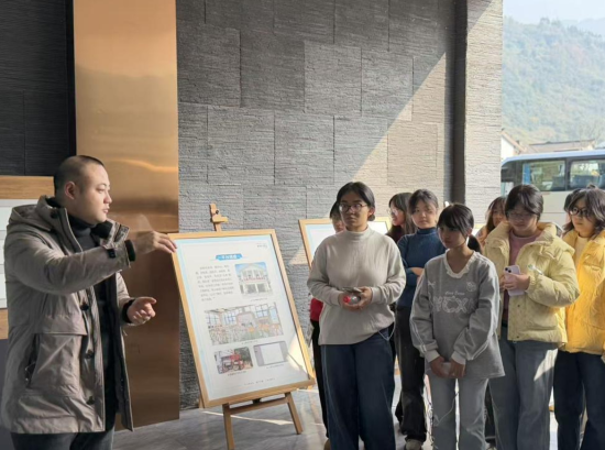 图为同学们在“新丰书院”参观。龙柯利 摄 图为同学们在“新丰书院”参观。龙柯利 摄