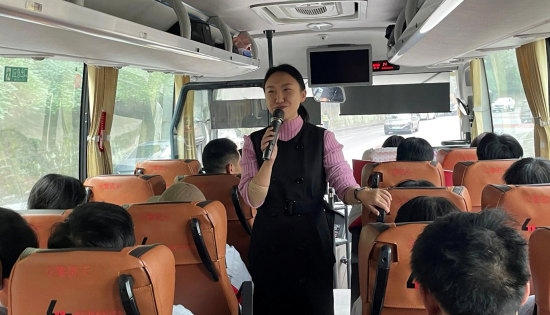 图为万州职教中心校党委副书记张婷为同学们做课堂引入。万州职教中心 供图 图为万州职教中心校党委副书记张婷为同学们做课堂引入。万州职教中心 供图