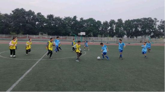 图为校园足球联赛现场。合川区钱塘小学 供图 图为校园足球联赛现场。合川区钱塘小学 供图