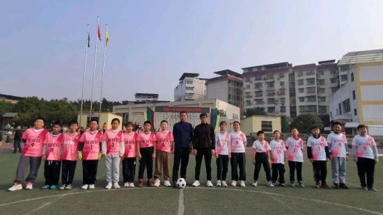 图为校园足球联赛现场。合川区钱塘小学 供图 图为校园足球联赛现场。合川区钱塘小学 供图