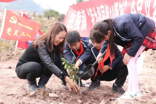 图为戴宏美带领孩子种树。重庆电视台《教育新视界》栏目 供图 图为戴宏美带领孩子种树。重庆电视台《教育新视界》栏目 供图
