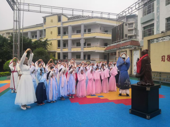 戴宏美和孩子们参加主题教育实践活动 戴宏美和孩子们参加主题教育实践活动