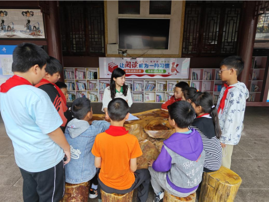 图为谭秘密向孩子们讲解织锦纹样背后的传说。 重庆电视台《教育新视界》栏目供图 图为谭秘密向孩子们讲解织锦纹样背后的传说。 重庆电视台《教育新视界》栏目供图