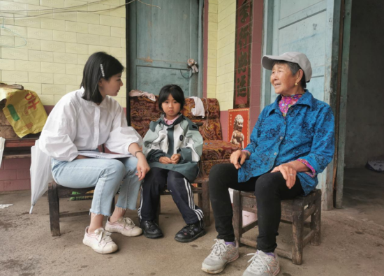 图为谭秘密进行家访。 重庆电视台《教育新视界》栏目供图 图为谭秘密进行家访。 重庆电视台《教育新视界》栏目供图