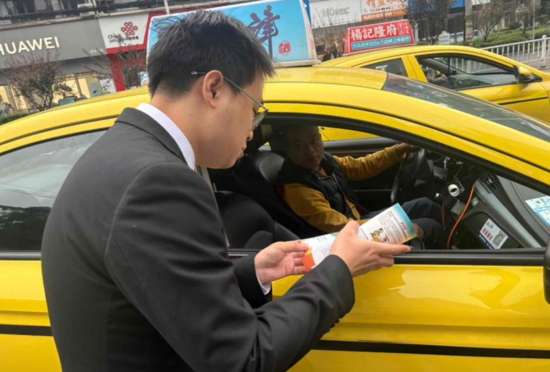图为恒丰银行重庆分行工作人员向出租车司机宣传反诈知识。 恒丰银行重庆分行供图 图为恒丰银行重庆分行工作人员向出租车司机宣传反诈知识。 恒丰银行重庆分行供图