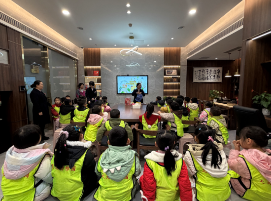 图为活动现场 图为活动现场