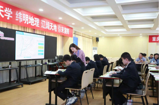 图为冯程授课。 重庆电视台《教育新视界》栏目供图 图为冯程授课。 重庆电视台《教育新视界》栏目供图