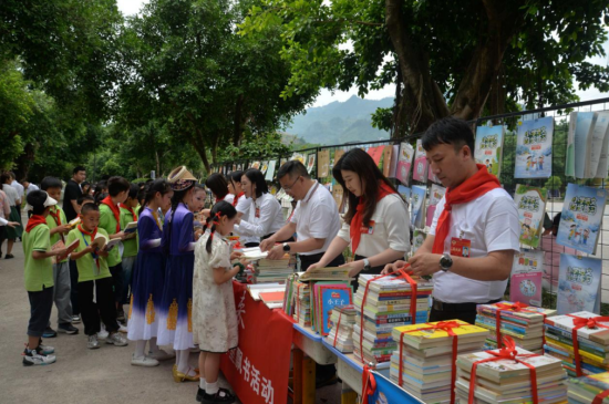 图为冯程发起“城乡结对书信友”项目。 重庆电视台《教育新视界》栏目供图 图为冯程发起“城乡结对书信友”项目。 重庆电视台《教育新视界》栏目供图