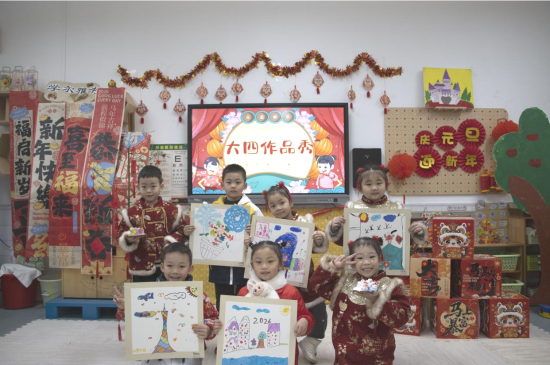 图为孩子们展示刚刚完成的绘画作品。任宗良 摄 图为孩子们展示刚刚完成的绘画作品。任宗良 摄