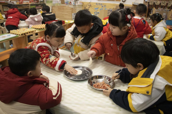 图为孩子们包饺子。任宗良 摄 图为孩子们包饺子。任宗良 摄