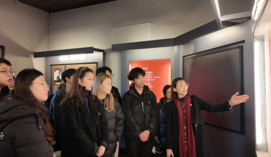 图为学院党委学生第一党支部书记牟芷带领党员参观白公馆。任宗良 摄 图为学院党委学生第一党支部书记牟芷带领党员参观白公馆。任宗良 摄