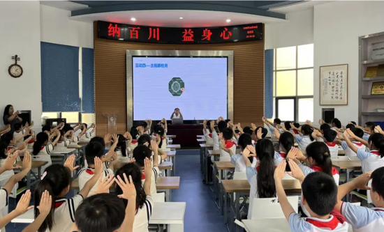 ͼΪ����־Ը����У԰��չ����С���𡱽��ӷ��ع�����á� �����ۿƹ�ͼ