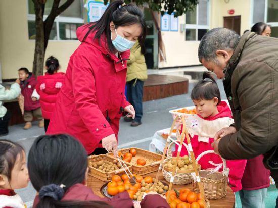 图为重庆市黔江区城东文汇幼儿园美食摊位。重庆市黔江区城东文汇幼儿园 供图 图为重庆市黔江区城东文汇幼儿园美食摊位。重庆市黔江区城东文汇幼儿园 供图