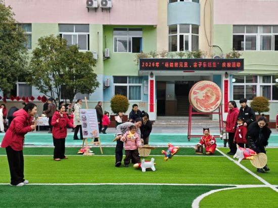 图为重庆市黔江区城东文汇幼儿园小马快跑游戏活动。重庆市黔江区城东文汇幼儿园 供图 图为重庆市黔江区城东文汇幼儿园小马快跑游戏活动。重庆市黔江区城东文汇幼儿园 供图