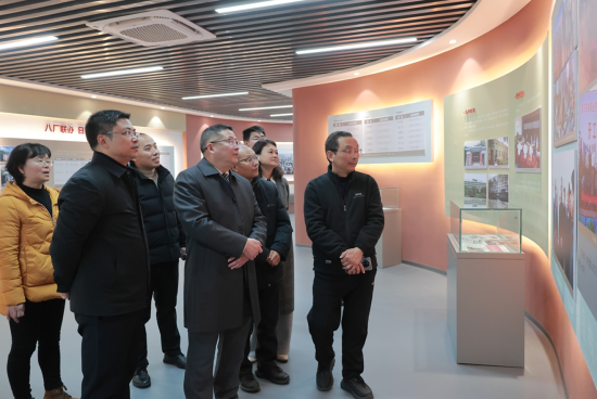 图为参会人员参观校史馆。重庆机电职业技术大学 供图 图为参会人员参观校史馆。重庆机电职业技术大学 供图