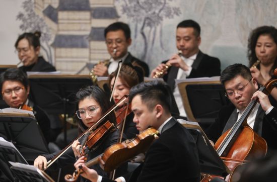 1月17日,重庆国际会客厅,由市对外文化交流协会主办的“重庆之夜”交响音乐会——“我们的家园”大熊猫保护主题音乐会举行。 尹诗语 摄 1月17日,重庆国际会客厅,由市对外文化交流协会主办的“重庆之夜”交响音乐会——“我们的家园”大熊猫保护主题音乐会举行。 尹诗语 摄